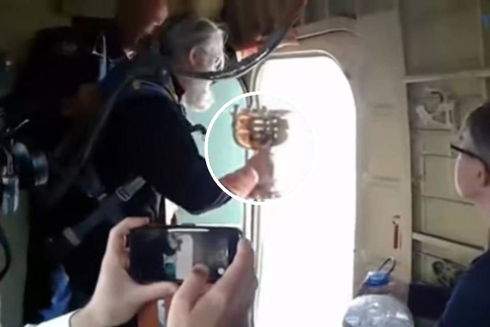 Padre atira água benta desde um avião para «combater o alcoolismo» [vídeo]