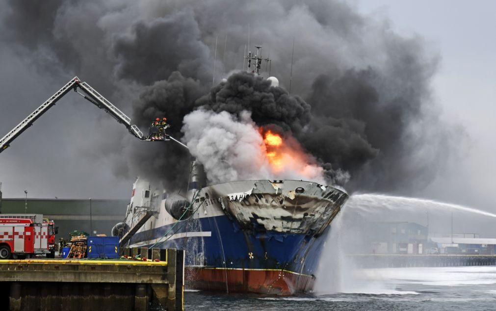 Navio russo com amoníaco e gasóleo está a arder em porto norueguês
