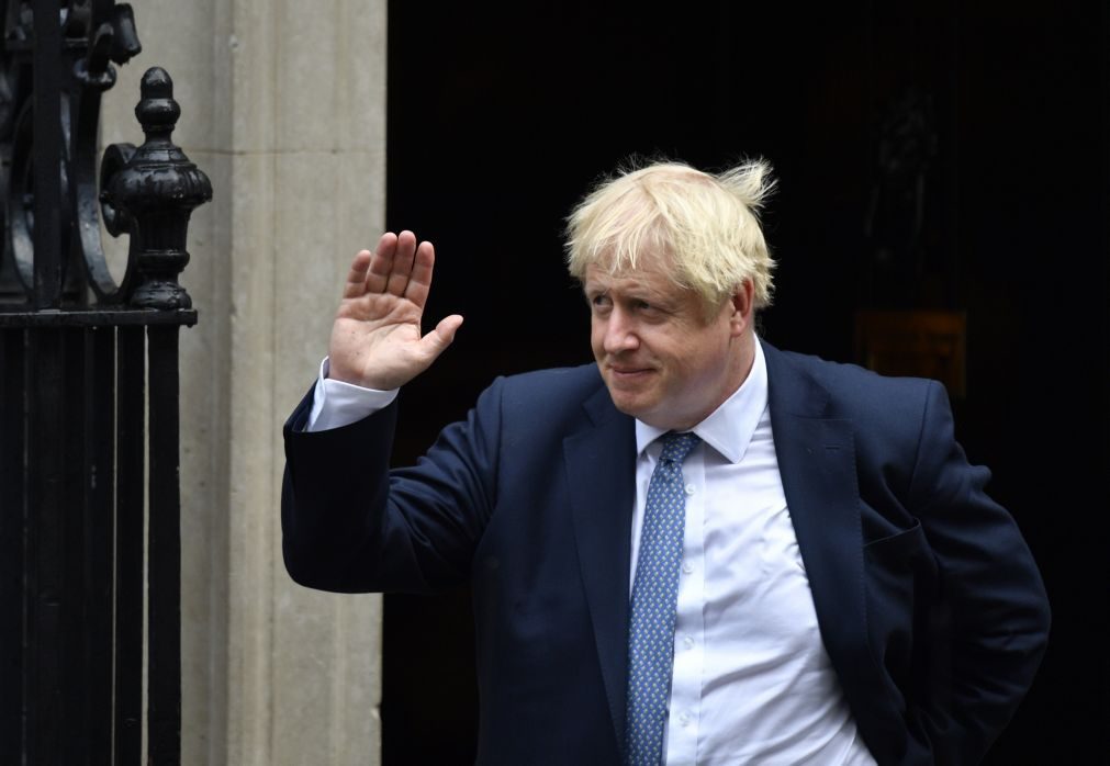 Boris Johnson nega existência de conflitos de interesse em negócio com empresária