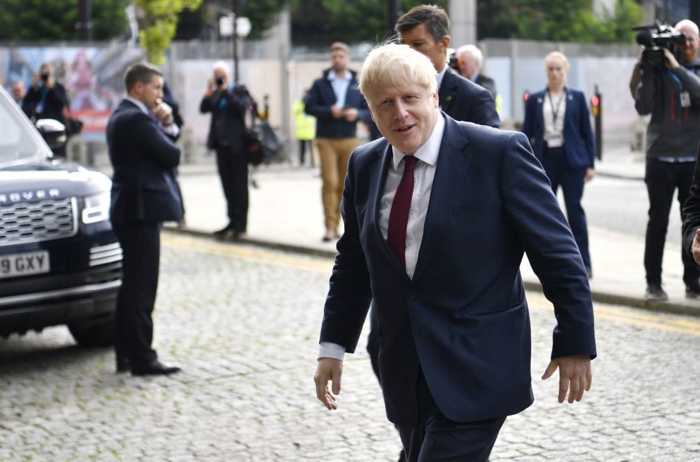 Boris Johnson nega ter apalpado jornalista