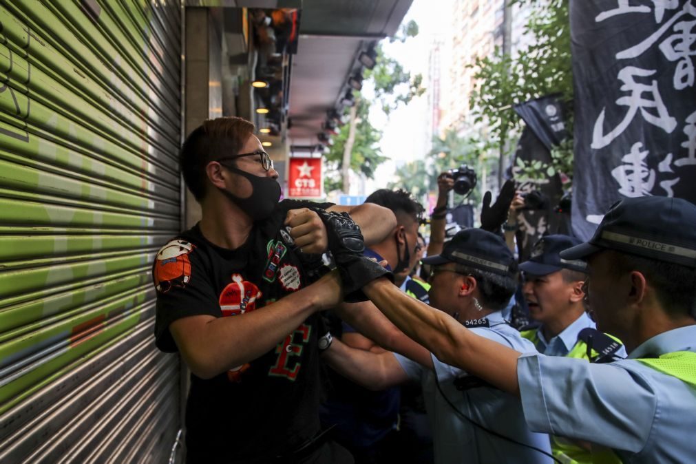 Polícia de Hong Kong acusa manifestantes de usarem líquido corrosivo