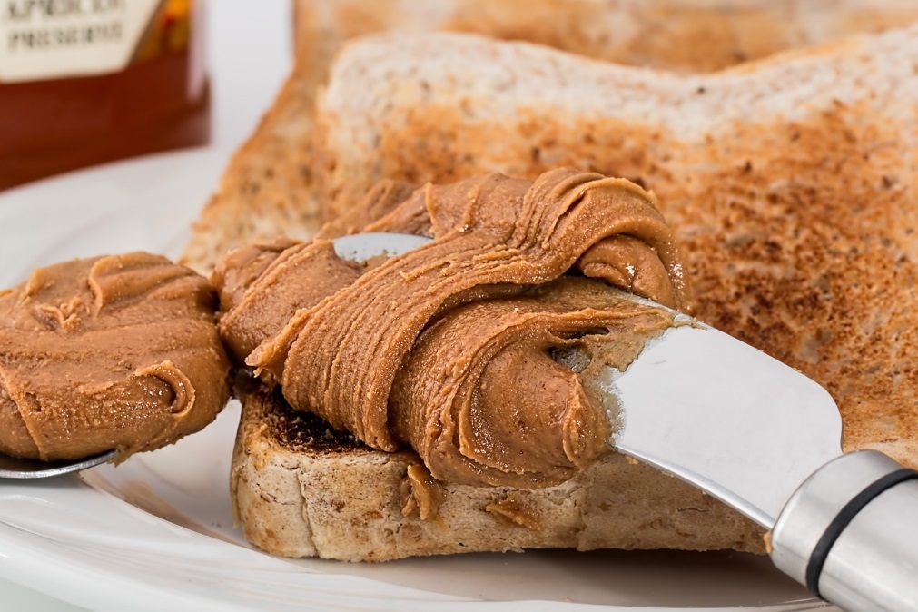 Manteiga de amendoim faz bem à saúde. Será verdade ou apenas mito?