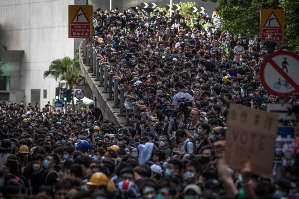 Polícia de Hong Kong diz que jovem alvejado nos protestos vai ser acusado criminalmente