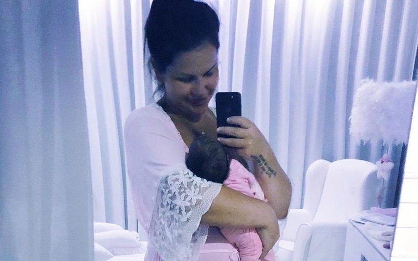 Kátia Aveiro Filha recém-nascida usa chucha de luxo com «bling bling» e tudo