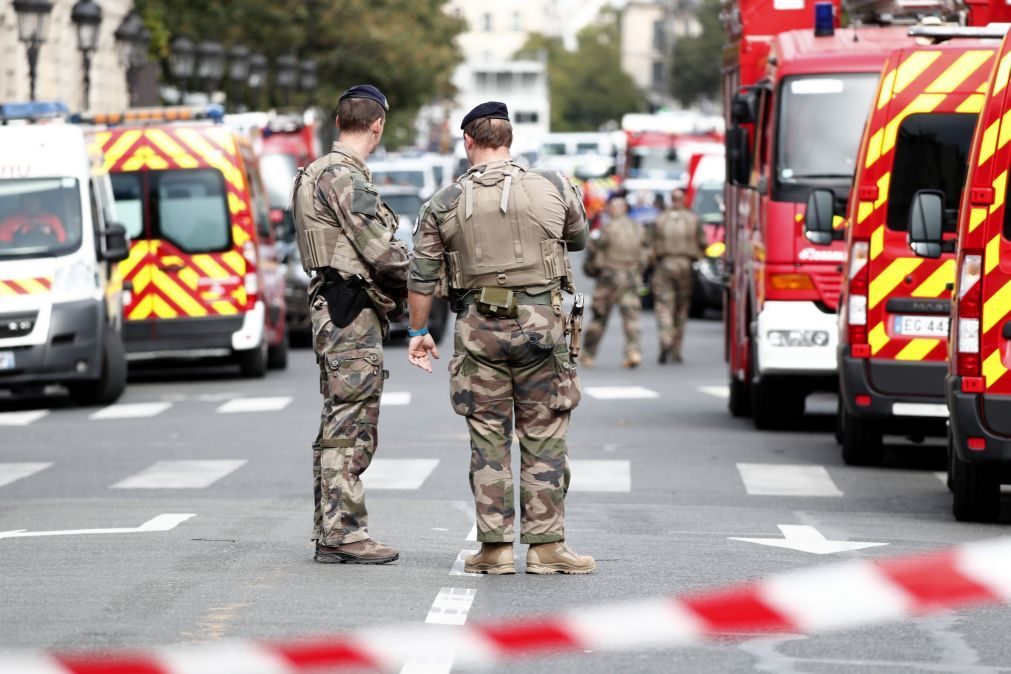 Quatro polícias mortos em ataque a sede da polícia de Paris