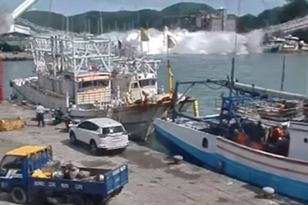 Ponte colapsa e cai em cima de dezenas de barcos de pesca [vídeo]