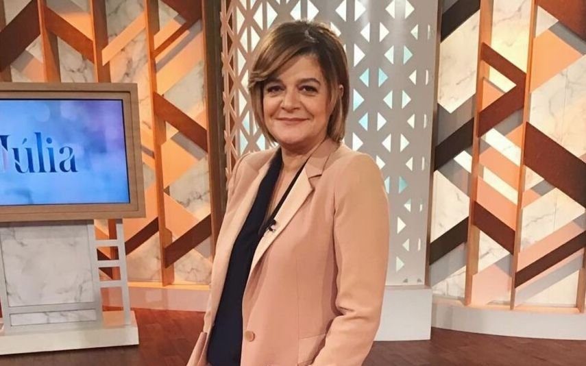 Júlia Pinheiro Arrisca com look jovem e descontraído. Fãs ficam rendidos