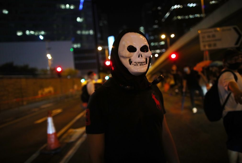 Hong Kong: Milhares de pessoas protestam contra lei anti-máscaras