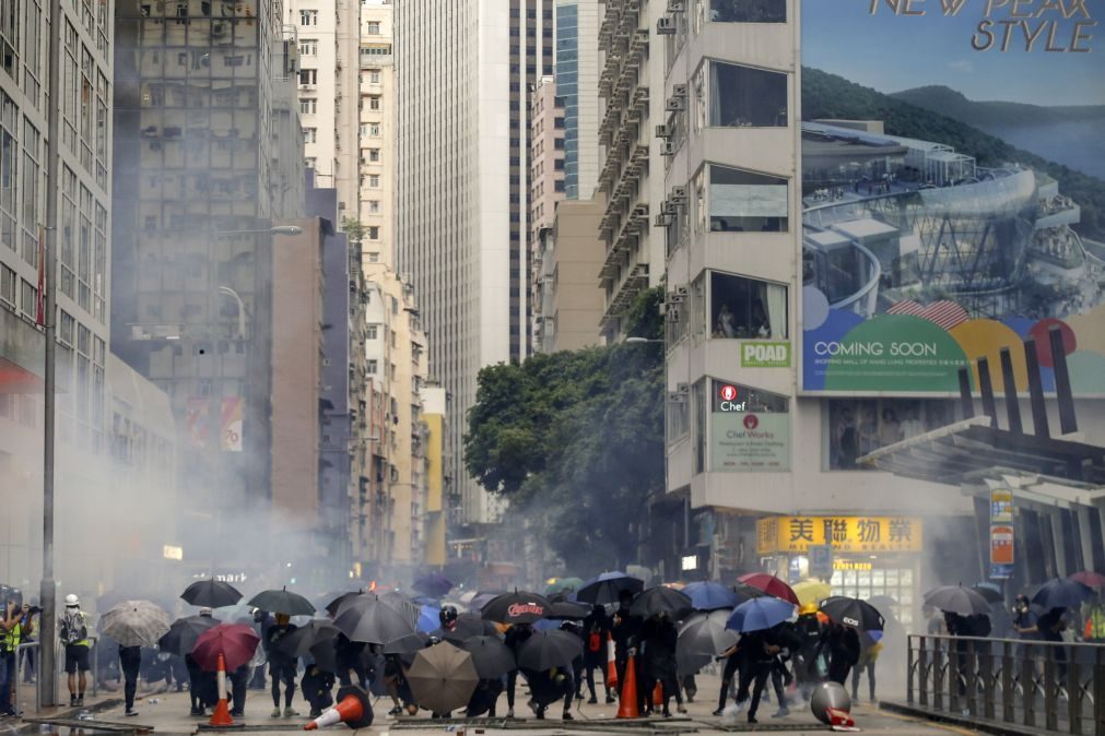 Protestos em Hong Kong. Tribunal rejeita anular proibição de uso de máscaras