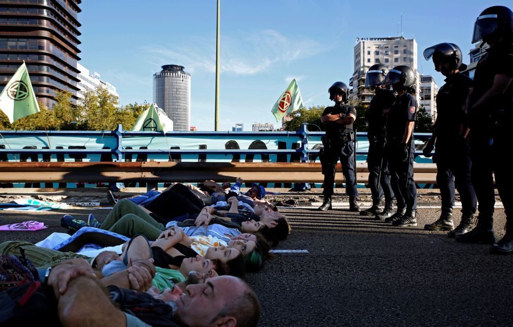 Manifestantes pelo clima detidos em Londres e Madrid