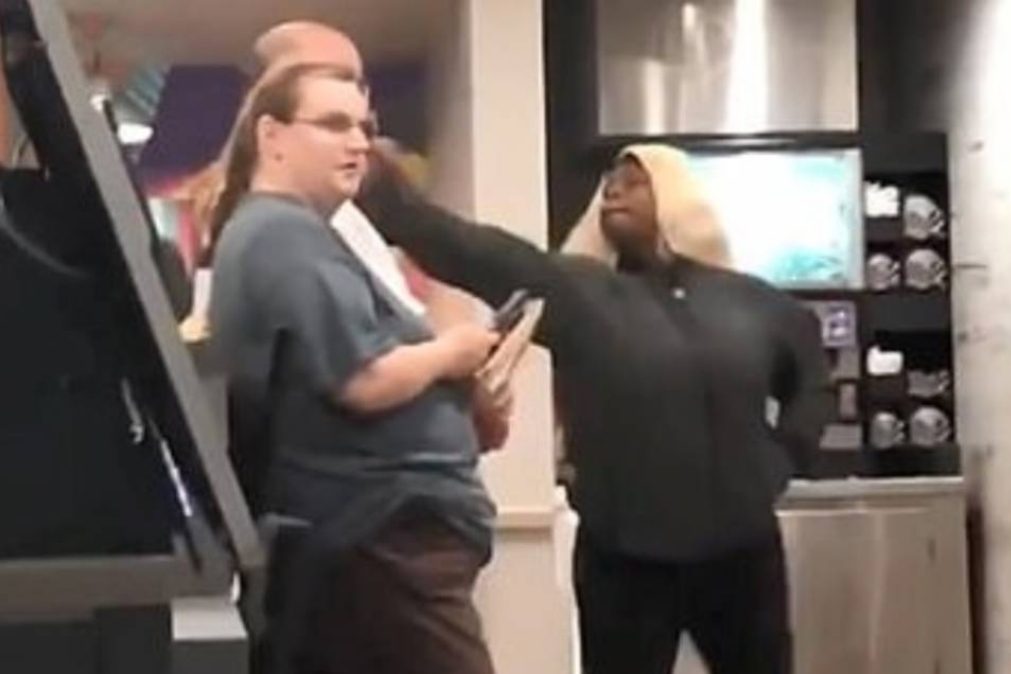 Mulher corta garganta a homem em restaurante fast food [vídeo]