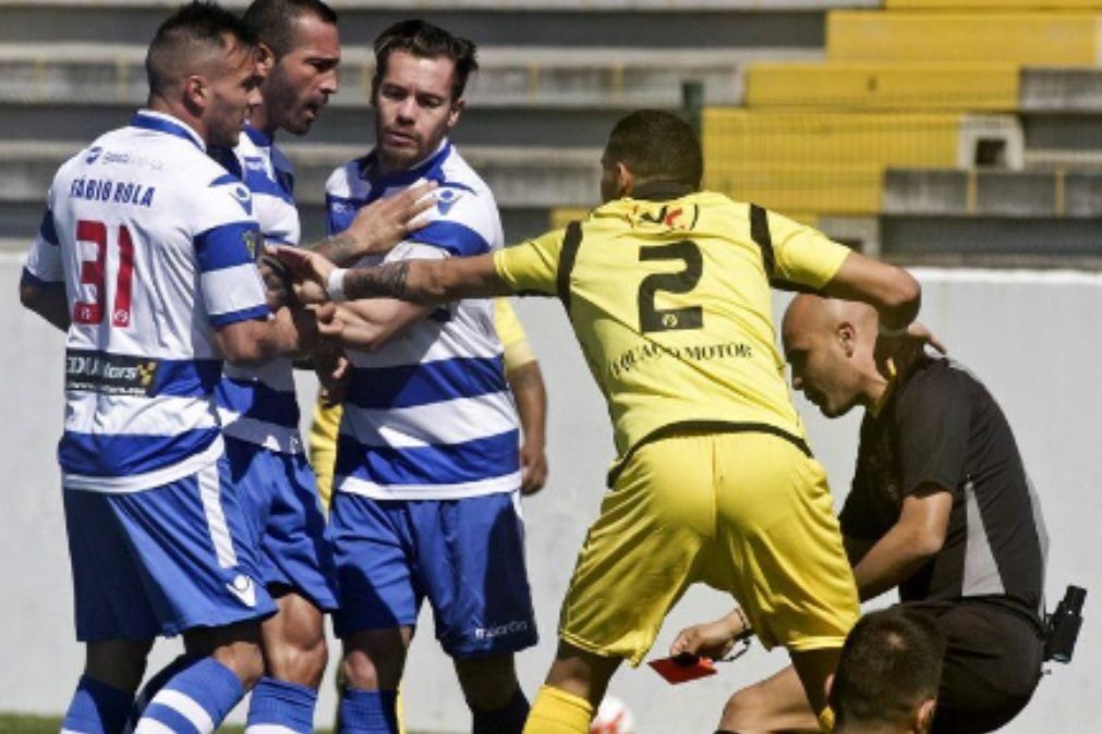 Jogador do Canelas que agrediu árbitro avisa: