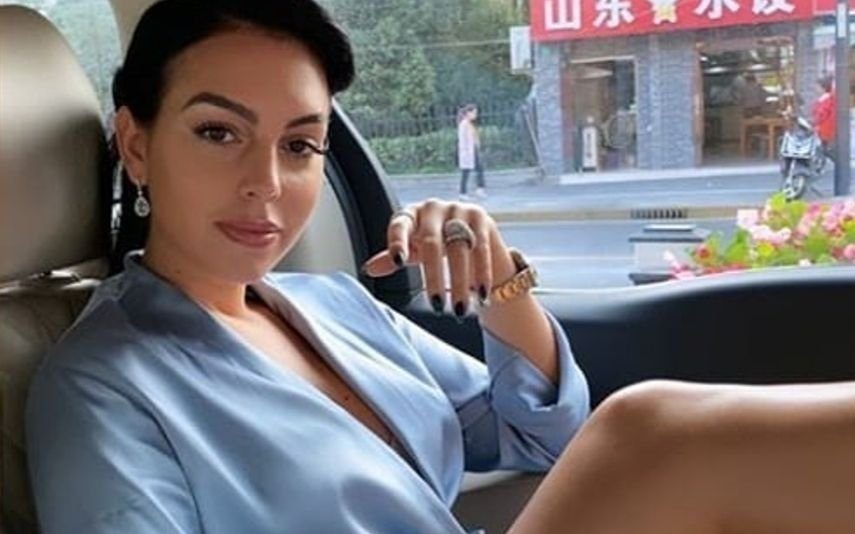 Georgina Rodríguez deixa pouco à imaginação Namorada de CR7 vai de lingerie de 264 euros para a rua