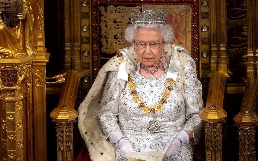 Isabel II quebra tradição e soam os alarmes O motivo pelo qual não carregou a Coroa Imperial
