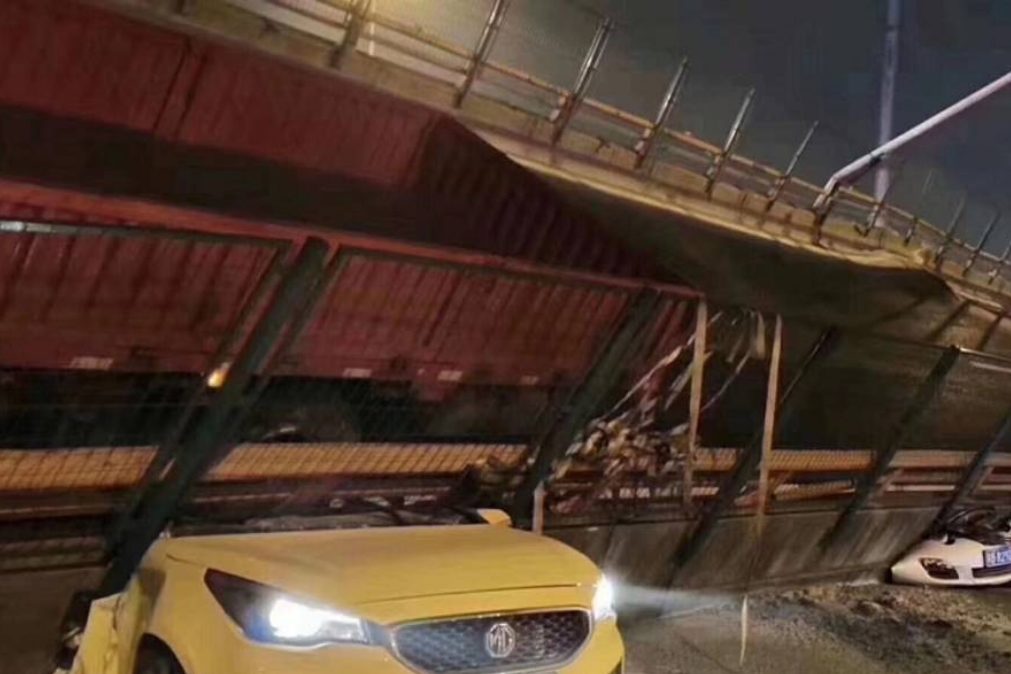 Colapso de ponte na China esmaga várias viaturas e há mortos e feridos [vídeo]