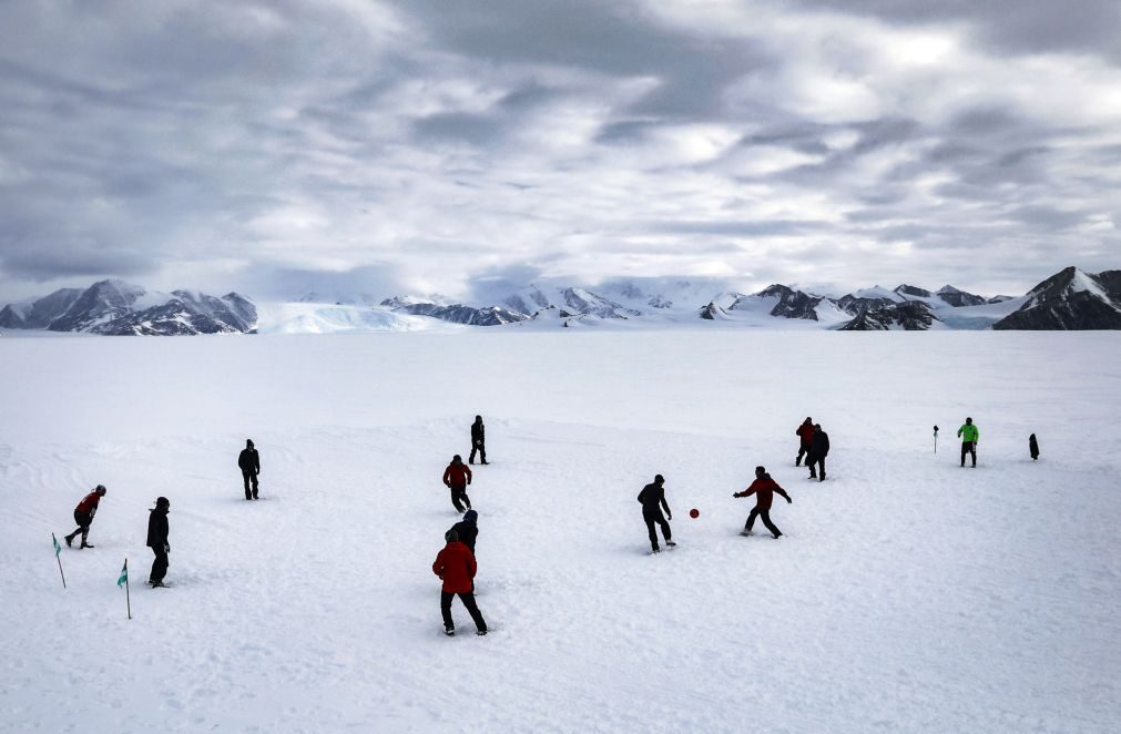 Glaciares suíços perderam 10% do volume nos últimos cinco anos