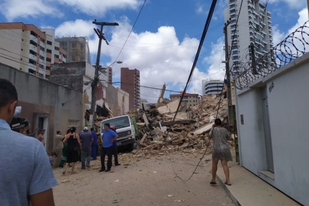 ÚLTIMA HORA | Prédio residencial desaba no bairro Dionísio Torres