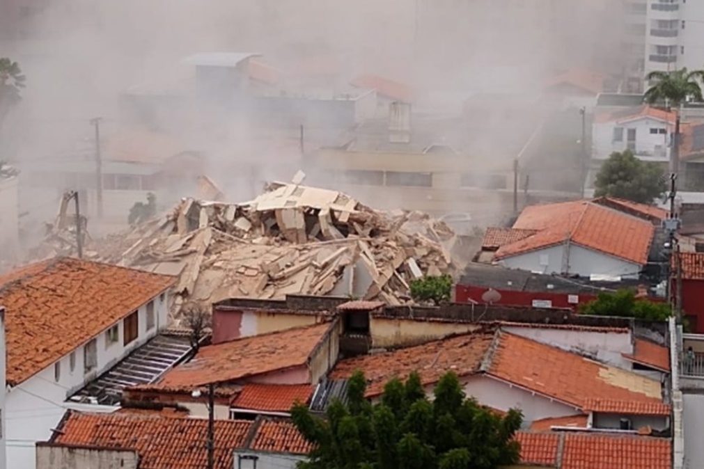 Fortaleza | As primeiras imagens da derrocada de prédio residencial [vídeos]