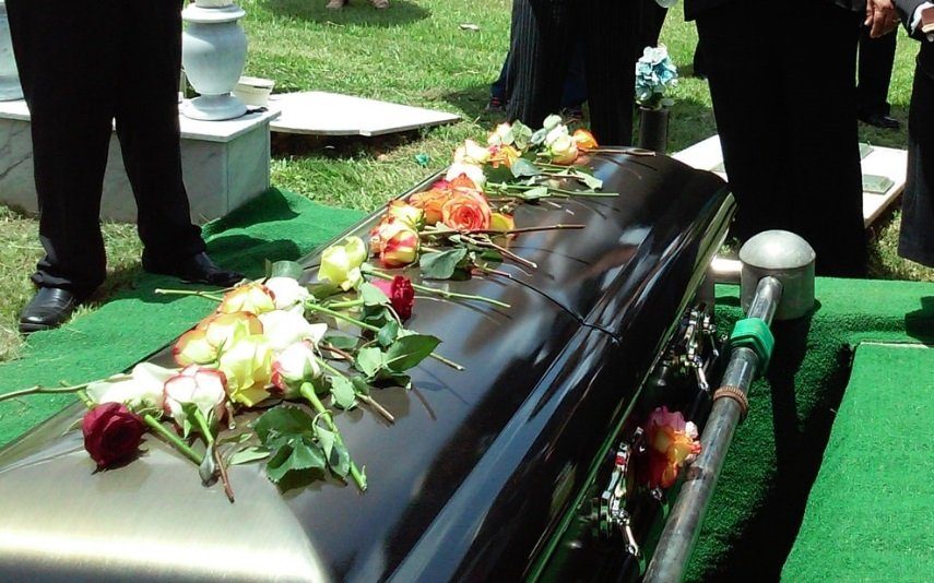 Homem leva duas facadas no funeral da avó. Agressor internado na psiquiatria