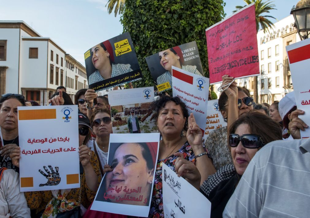 Rei de Marrocos perdoa jornalista condenada por aborto
