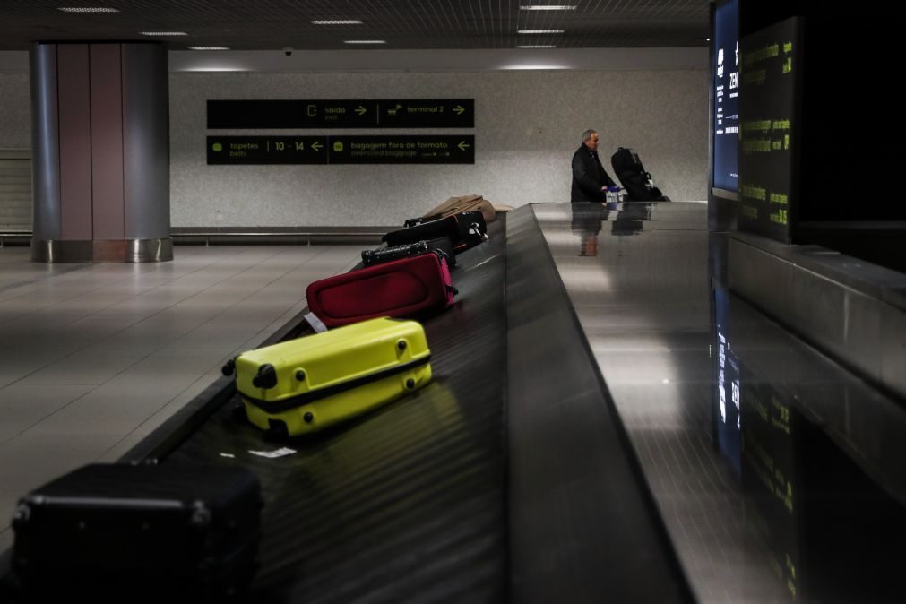 Julgados funcionários que furtavam objetos de malas no Aeroporto de Lisboa