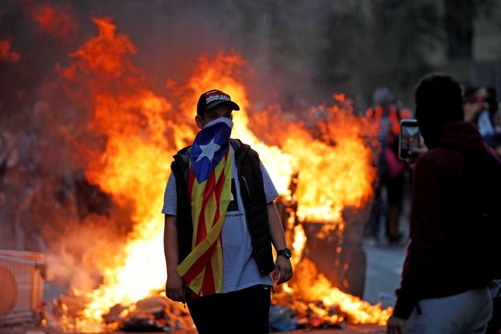 Três detidos e um ferido grave após carga policial em Barcelona