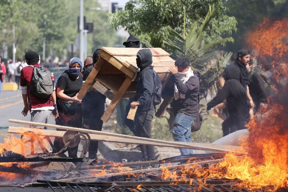 Três mortos em incêndio em supermercado durante protestos