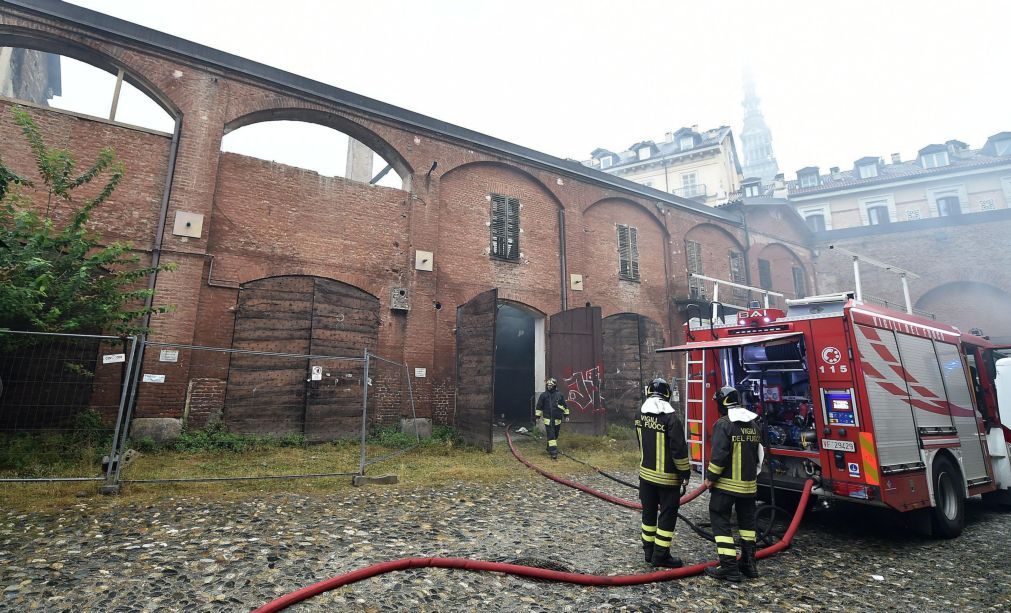 Incêndio destrói telhado de edifício histórico no centro de Turim