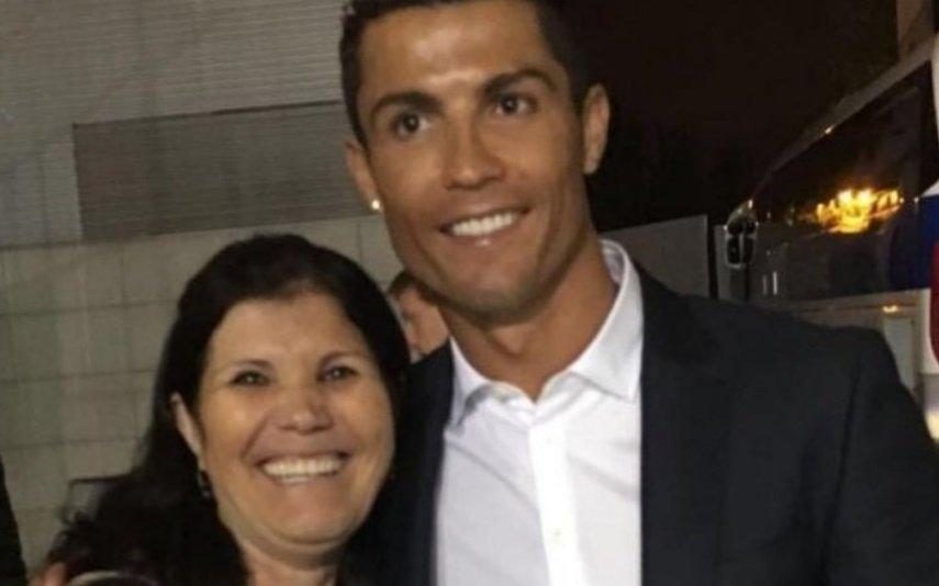 Dolores Aveiro Volta a brincar com estátua de Cristiano Ronaldo