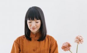Marie Kondo desiste de ter a casa arrumada após ser mãe pela terceira vez