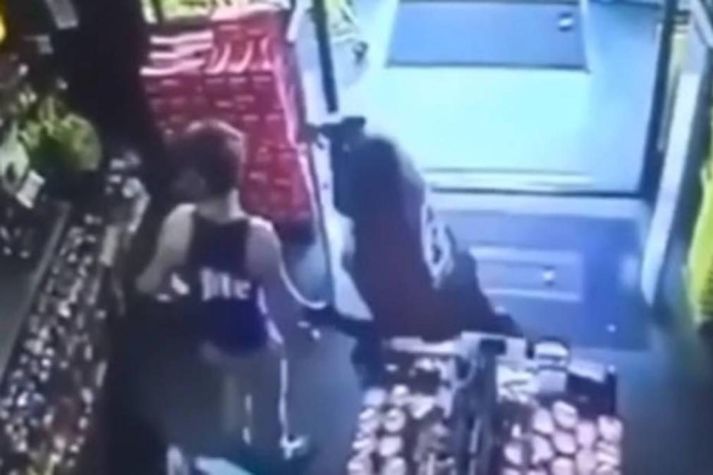 Agredido após insultos racistas a mãe e a filha numa loja [vídeo]