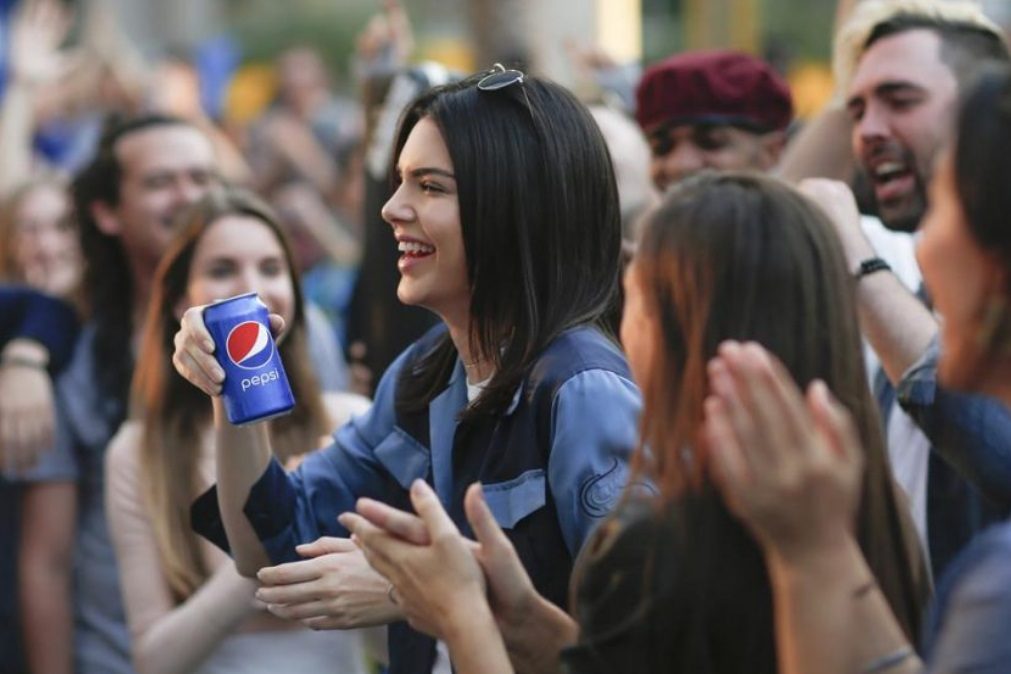 Pepsi retira anúncio de Kendall Jenner do mercado