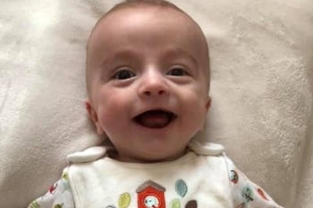 Bebé acorda após seis meses em coma e sorri para o pai