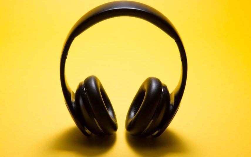 Usar auriculares e AirPods aumenta risco de cancro