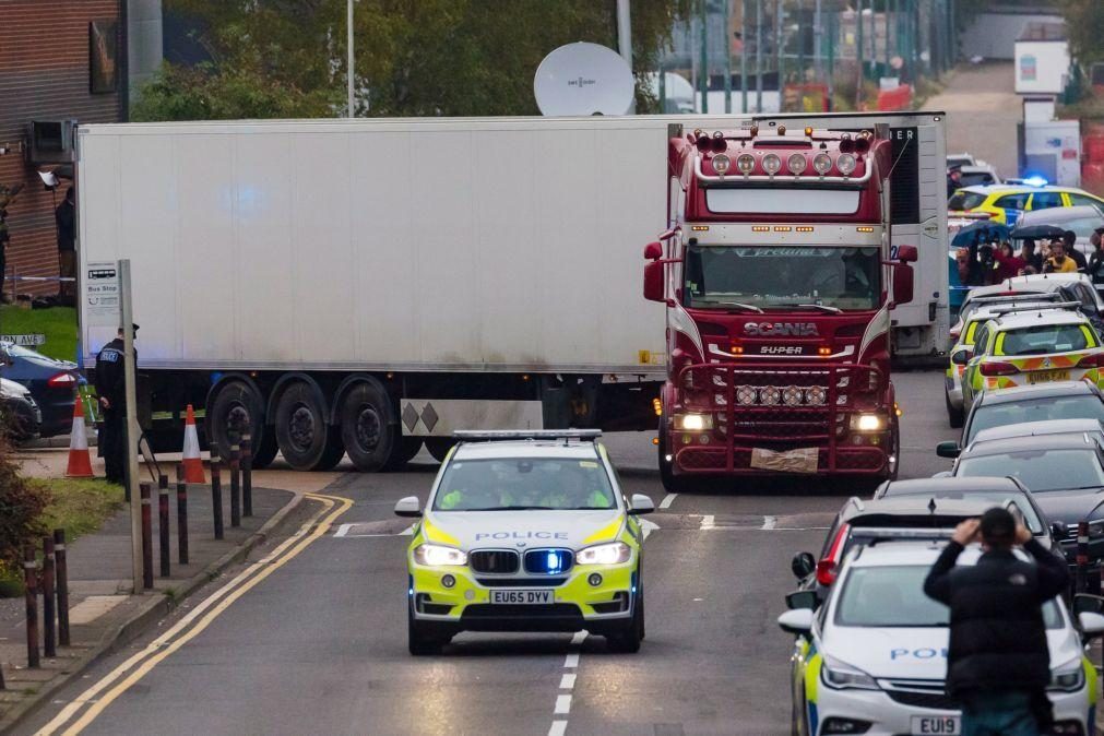 Dez adolescentes entre os migrantes mortos em camião no Reino Unido