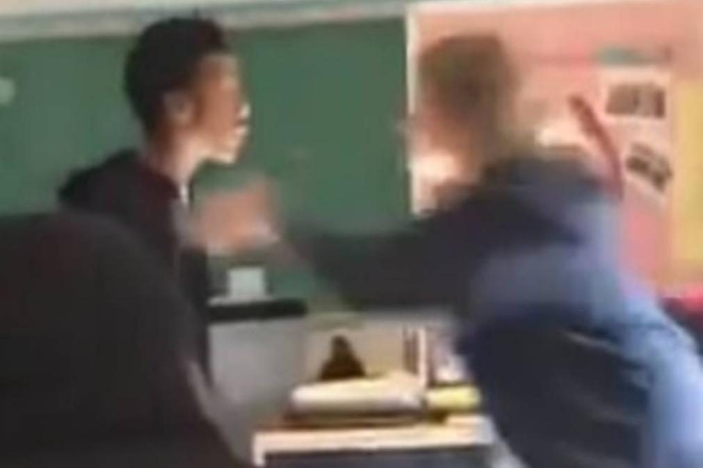 Professora agredida por aluno reage e atira-o ao chão [vídeo]