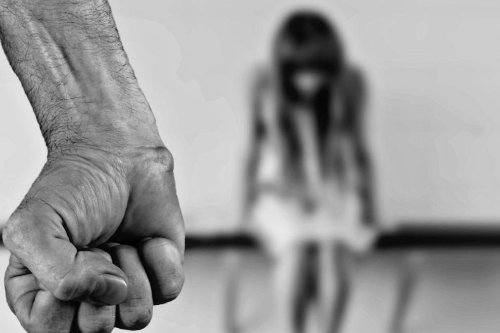 Jovem violada pelo namorado após recusar perder a virgindade