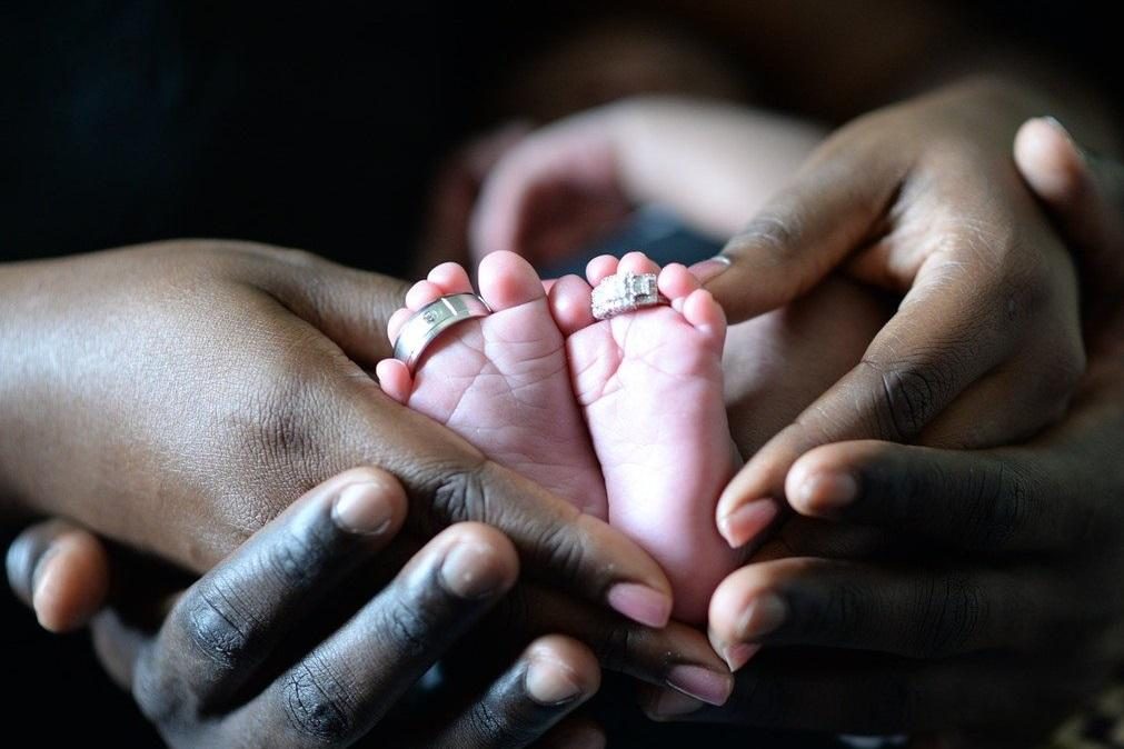 Mãe que abandonou bebé no lixo recebe apoio da embaixada de Cabo Verde