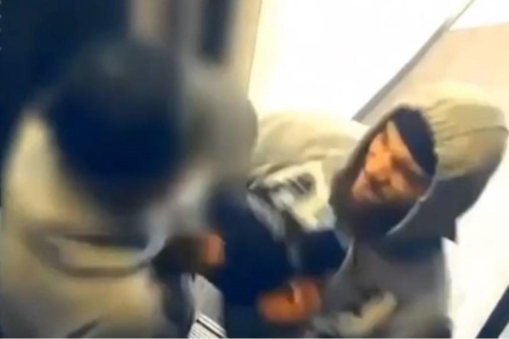 Homem brutalmente agredido em elevador (COM VÍDEO)
