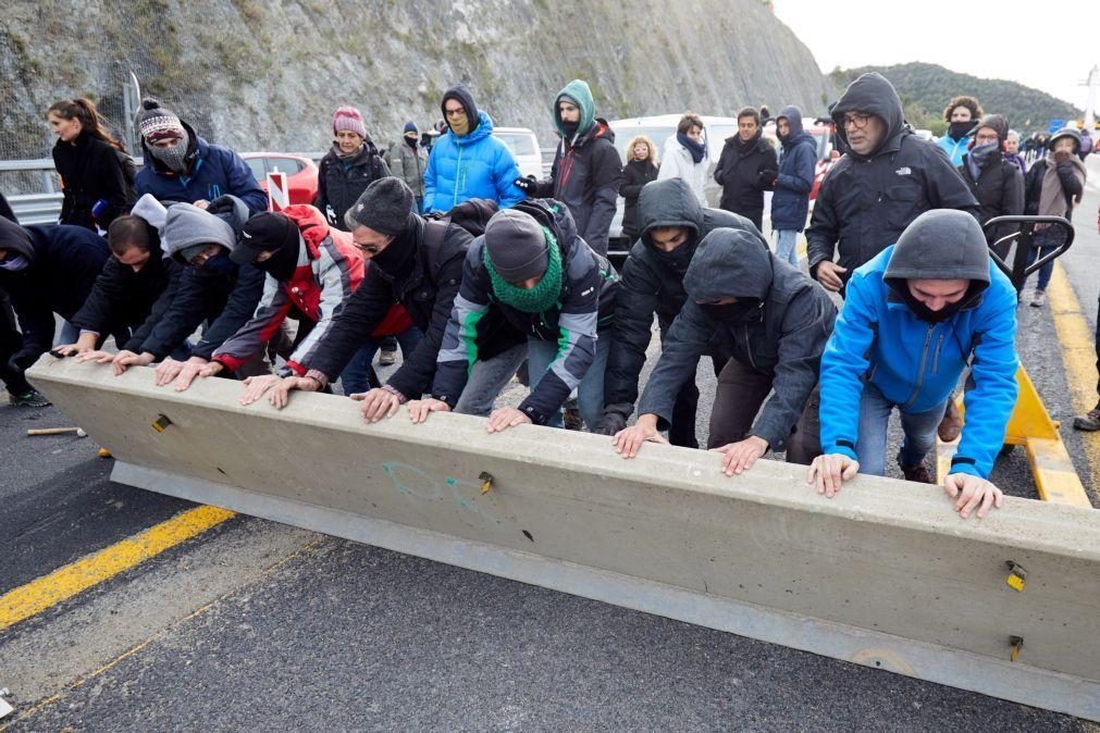 França ameaça usar a força se estrada não for desbloqueada