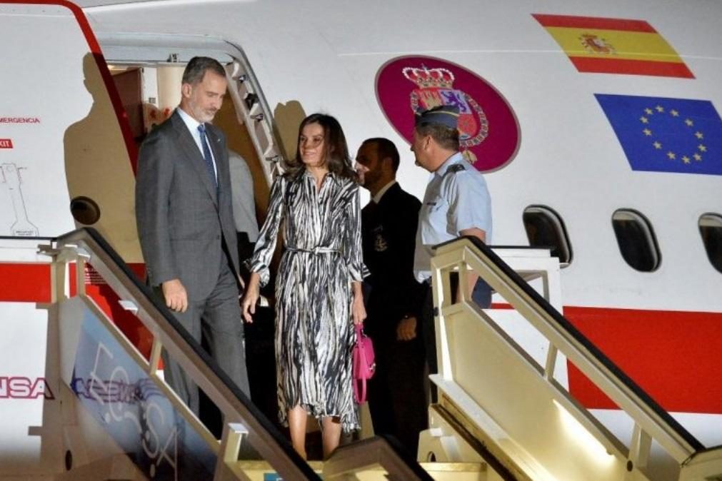 Letizia segue tendência e exibe vestido com 'Animal Print'