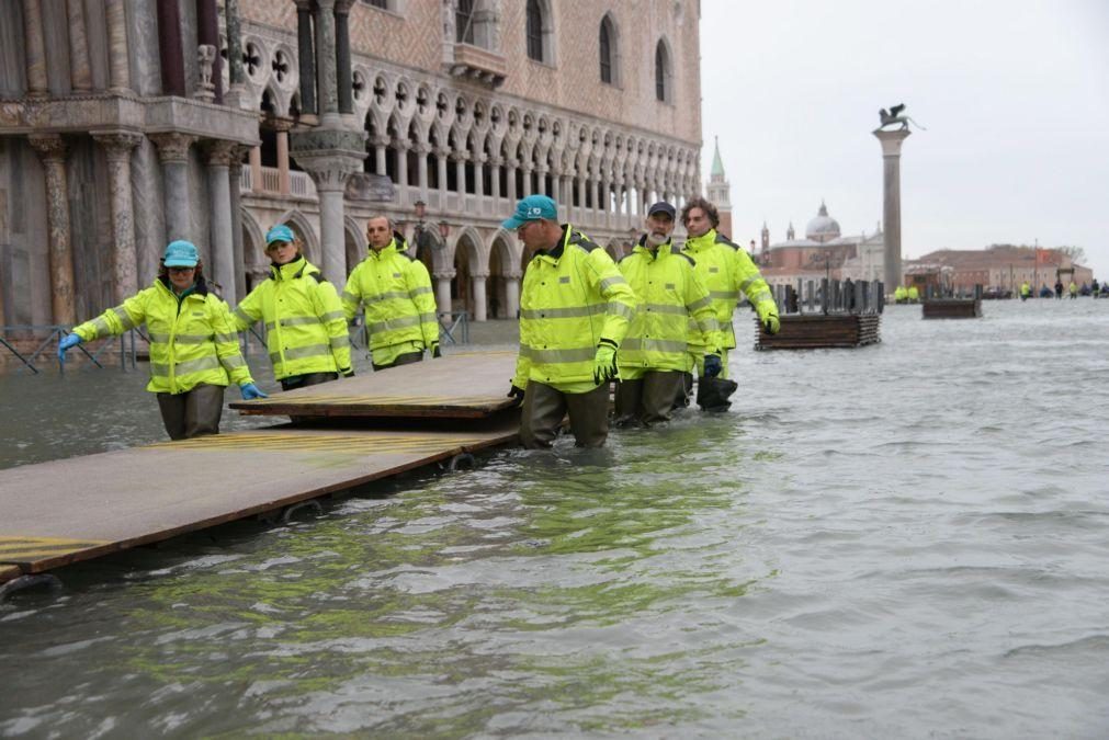 Praça de São Marcos em Veneza fechada devido a nova inundação