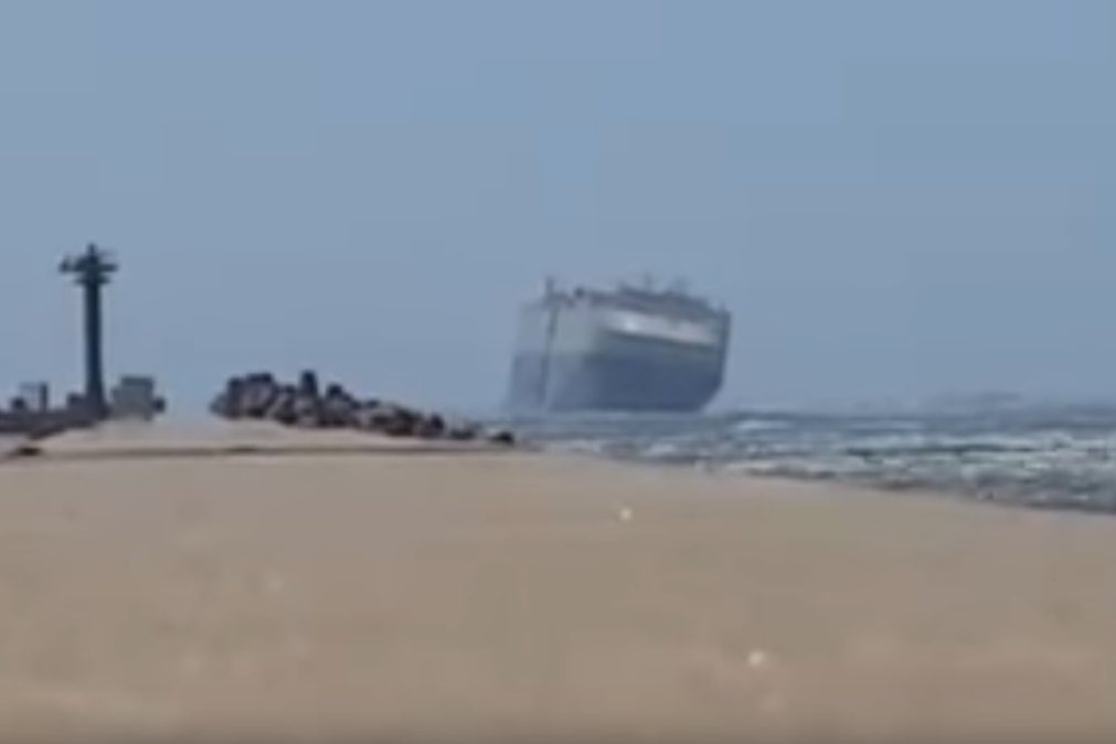 Vídeo impressionante mostra cargueiro quase a virar com o vento