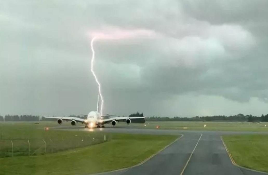 Raio quase atinge avião de passageiros na Nova Zelândia