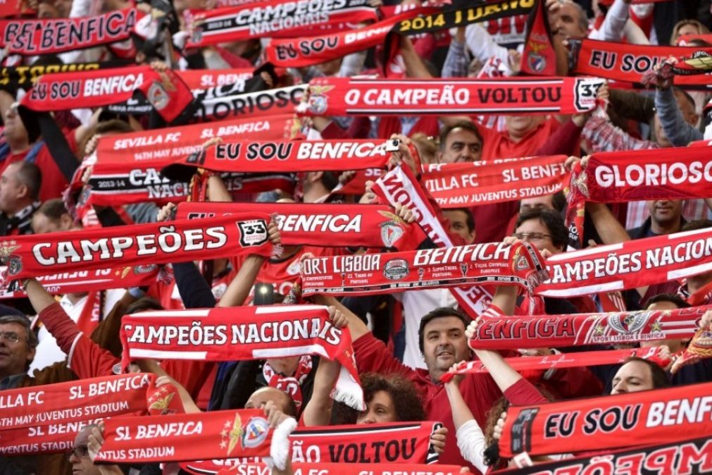 Vídeo insólito – Adepta do Benfica mostra as mamas durante festa do tetra!