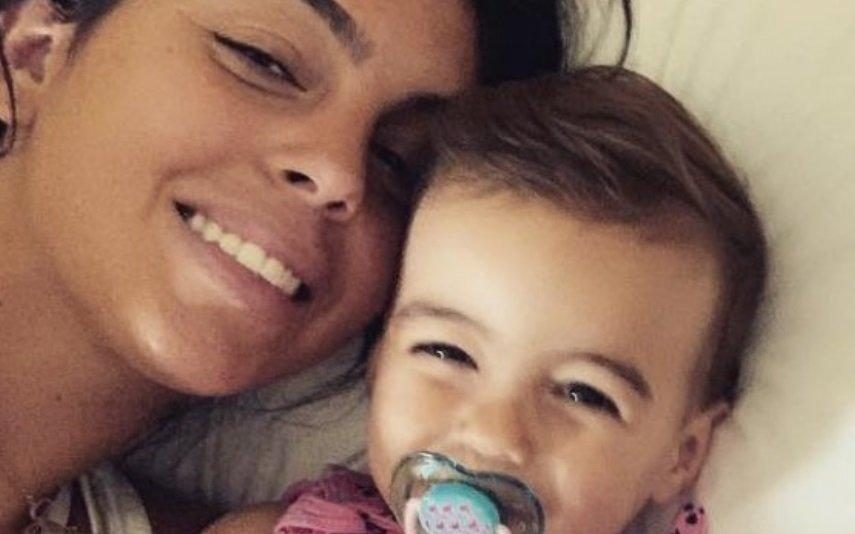 Georgina Rodríguez é uma mãe babada Alana Martina canta e encanta os fãs da mãe