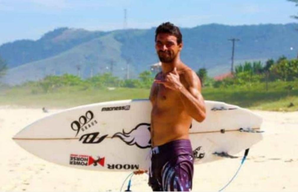 Surfista brasileiro de 40 anos morre durante prova