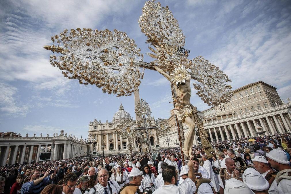 Papa admite corrupção na gestão económica do Vaticano
