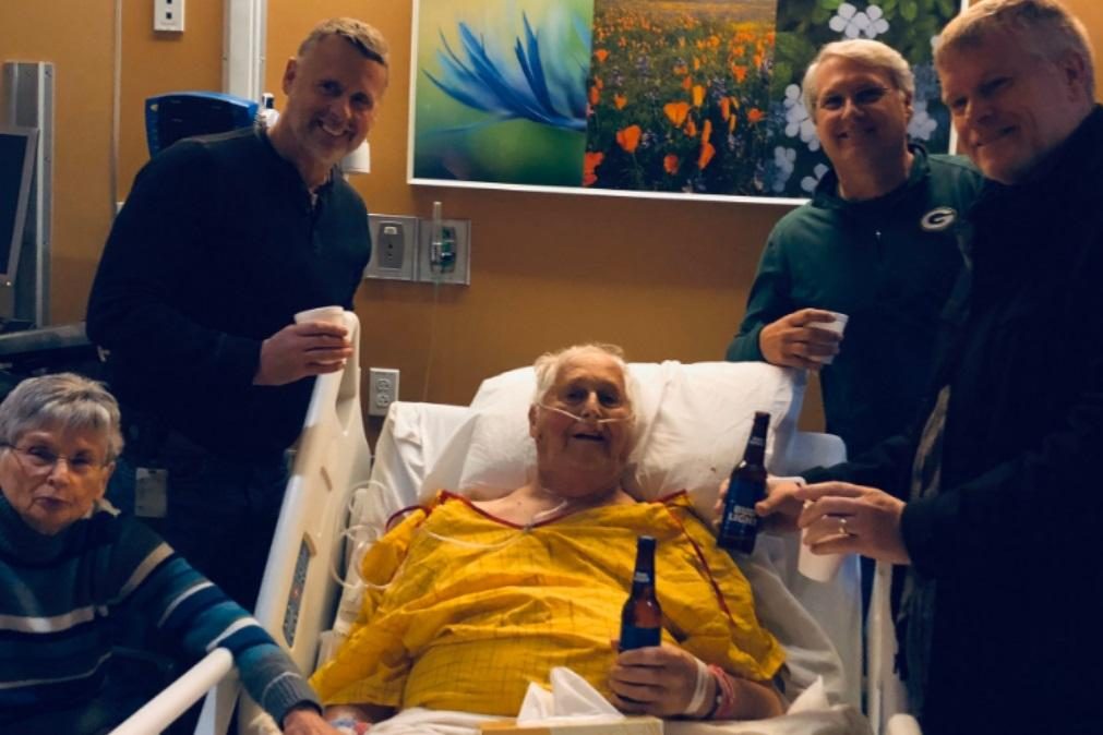 Homem concretiza desejo antes de morrer: beber cerveja e brindar com a família