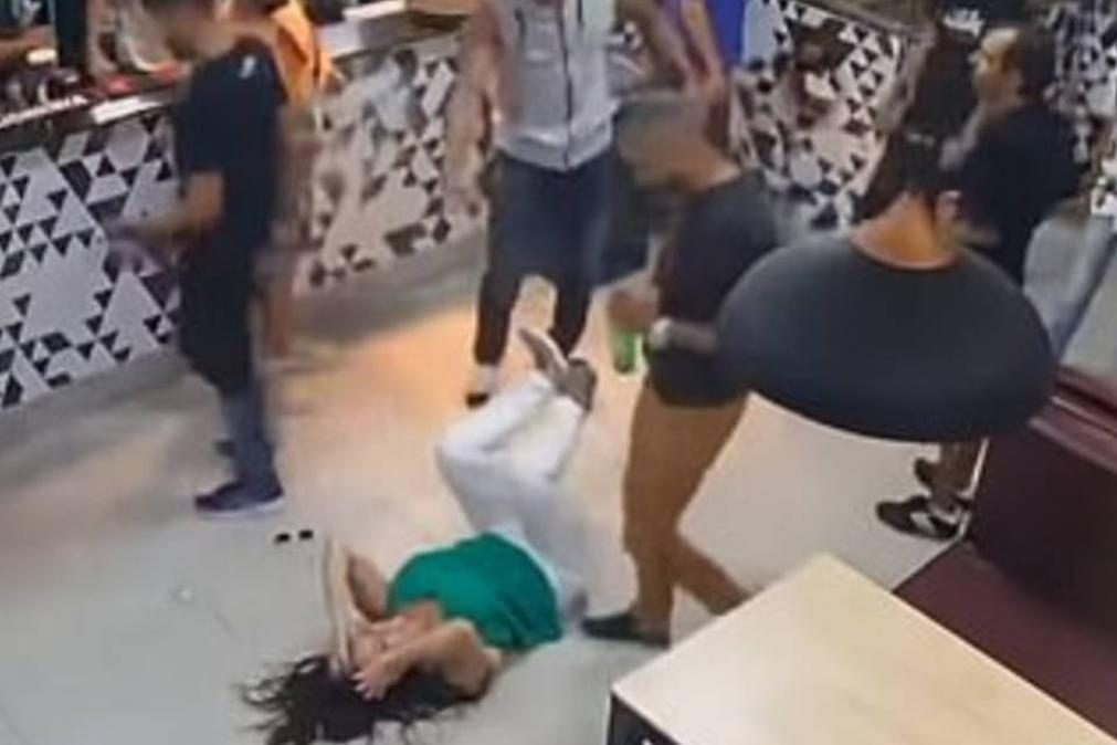 Mulher atacada em bar por dois homens [vídeo]